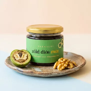 Green nuts in honey 50g